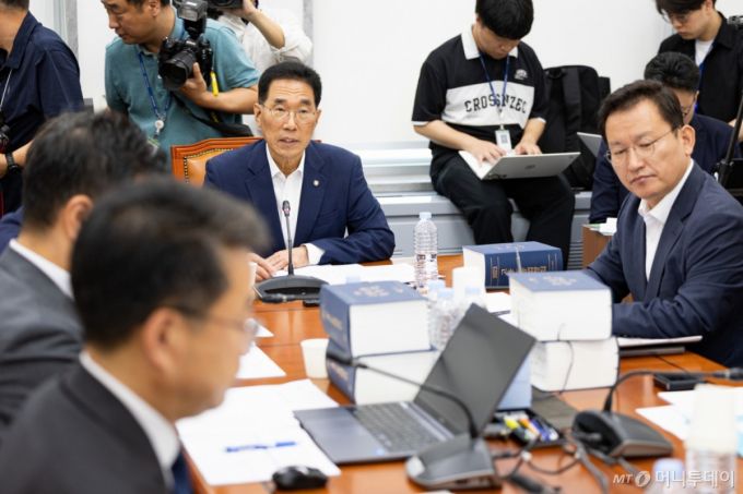 김주영 국회 환경노동위원회 고용노동법안심사소위원장이 28일 서울 여의도 국회에서 열린 제427회 국회(임시회) 제1차 고용노동법안심사소위원회를 주재하고 있다.  환노위는 이날 소위를 열고 노동조합 및 노동관계조정법 일부개정법률안(노란봉투법)을 심사한다. 2025.7.28/뉴스1  Copyright (C) 뉴스1. All rights reserved. 무단 전재 및 재배포,  AI학습 이용 금지. /