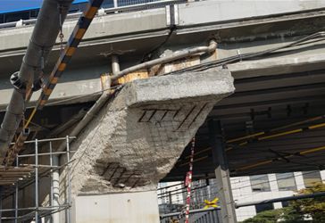 서소문고가차도 교각 받침부에 콜크리트가 탈락되고 철근이 노출돼 있다.(2019년) / 사진제공=서울시