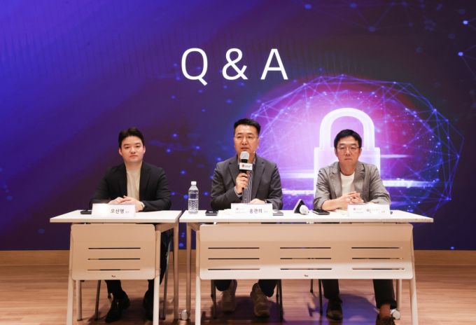 간담회 이후 Q&A 세션. (왼쪽부터) 오신영 사이버위협대응팀 팀장, 홍관희 정보보안센터장(전무), 이진혁 ixi-O 개발task장(상무). /사진=LG유플러스