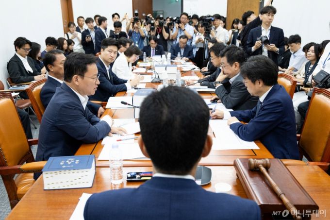 (서울=뉴스1) 유승관 기자 = 김주영 국회 환경노동위원회 고용노동법안심사소위원장이 28일 서울 여의도 국회에서 열린 제427회 국회(임시회) 제1차 고용노동법안심사소위원회를 주재하고 있다.  환노위는 이날 소위를 열고 노동조합 및 노동관계조정법 일부개정법률안(노란봉투법)을 심사한다. 2025.7.28/뉴스1  Copyright (C) 뉴스1. All rights reserved. 무단 전재 및 재배포,  AI학습 이용 금지. /사진=(서울=뉴스1) 유승관 기자