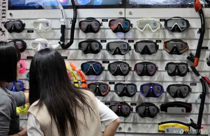 [서울=뉴시스] 이영환 기자 = 27일 오후 서울 강남구 코엑스에서 열린 2025 서울국제스포츠레저산업전(SPOEX)에서 관람객들이 스쿠버다이빙 제품들을 살펴보고 있다. 2025.03.27. 20hwan@newsis.com /사진=이영환