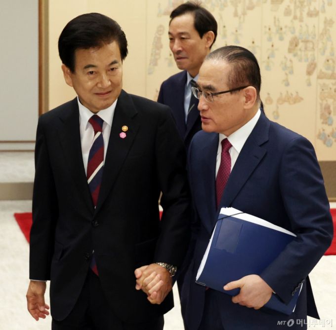 정동영 통일부 장관(왼쪽)과 위성락 국가안보실장(오른쪽)이 지난 28일 서울 용산 대통령실 청사에서 열린 신임 국무위원 및 국세청장 임명장 수여식에서 대화하고 있다. 위 실장은 한미동맹을 근간으로 하는 외교안보 정책을 강조하는 인물이다. / 사진=뉴시스