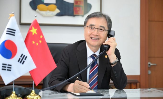 조현 외교부 장관이 28일 낮 12시부터 45분간 왕이(王毅) 중국 외교부장과 취임 후 첫 전화 통화를 가졌다. / 사진=외교부