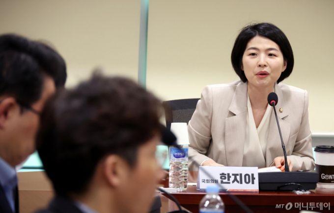 [서울=뉴시스] 조성봉 기자 = 한지아 국민의힘 의원이 1일 오전 서울 여의도 국회 의원회관 간담회의실에서 열린 '혐오와 폭력 메디스태프 내 불법행위, 해법은?' 토론회에서 발언을 하고 있다. 2025.04.01. suncho21@newsis.com /사진=조성봉