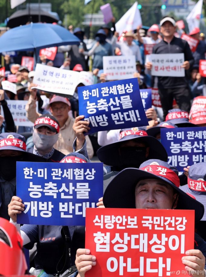 (서울=뉴스1) 박지혜 기자 = 28일 서울 용산 대통령실 인근에서 열린 '한-미 상호관세 협상 농축산물 개방 반대 전국농축산인 결의대회'에서 농민들이 한·미 관세협상 농·축산물 개방 반대를 촉구하고 있다.  쌀·소고기 등 미국산 농축산물 개방 압박이 거세지면서 농민단체들은 농축산물이 협상 대상에서 제외돼야 한다고 목소리를 높이고 있다. 2025.7.28/뉴스1  Copyright (C) 뉴스1. All rights reserved. 무단 전재 및 재배포,  AI학습 이용 금지. /사진=(서울=뉴스1) 박지혜 기자