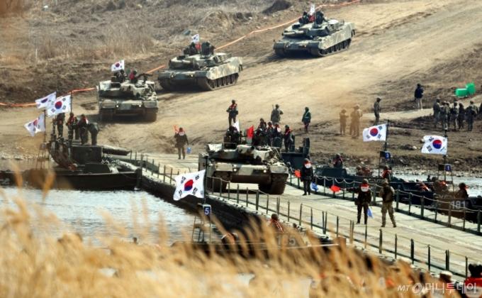 지난 3월20일 경기 연천군 임진강 일대 석은소 훈련장에서 열린 한미 연합 제병협동 도하훈련에서 K1E1전차가 연합부교를 건너고 있다.  2025년 전반기 한미 연합연습의 일환으로 실시된 이번 훈련에는 국군 5·7공병여단과 미2사단, 한미연합사단 등 총 600여 명의 장병이 참가했다. / 사진=뉴시스