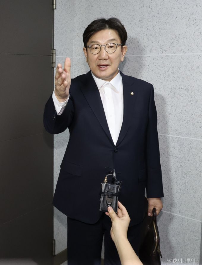 [서울=뉴시스] 조성봉 기자 = 권성동 국민의힘 의원이 18일 서울 여의도 국회 의원회관에서 김건희 특검의 압수수색이 진행중인 자신의 의원실로 이동하고 있다. 2025.07.18. suncho21@newsis.com /사진=김명년