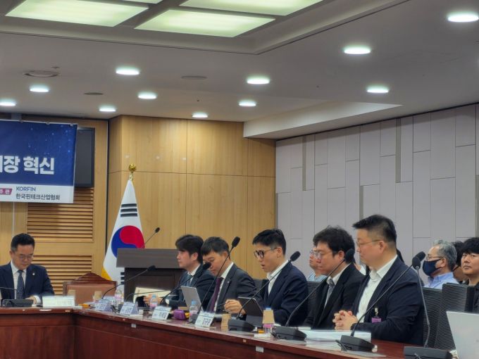 30일 열린 '한국형 비트코인 현물 ETF: 디지털자산과 자본시장 혁신' 포럼에서 토론자로 참석한 패널들이 발언하고 있다./사진=천현정 기자