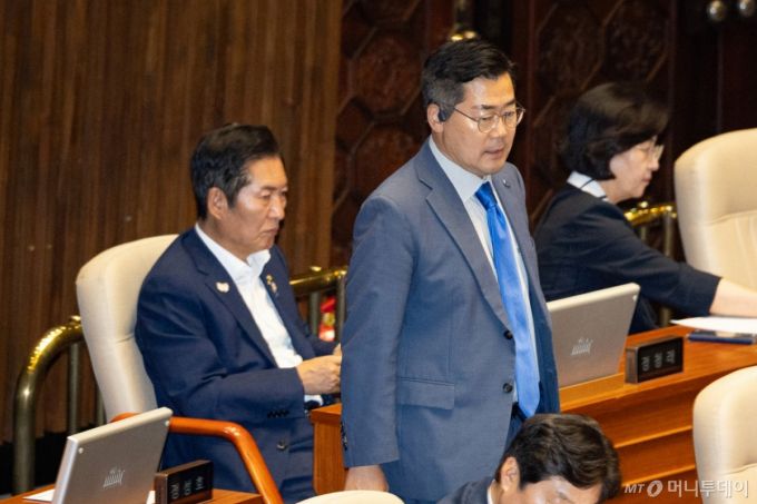 (서울=뉴스1) 유승관 기자 = 더불어민주당 당대표 후보인 박찬대(오른쪽), 정청래 의원이 23일 오후 서울 여의도 국회에서 열린 제427회국회(임시회) 제2차 본회의에 참석하고 있다. 2025.7.23/뉴스1  Copyright (C) 뉴스1. All rights reserved. 무단 전재 및 재배포,  AI학습 이용 금지. /사진=(서울=뉴스1) 유승관 기자