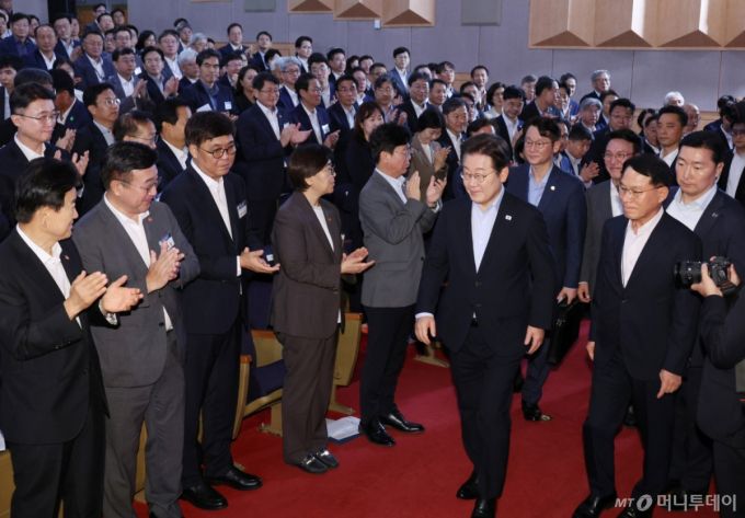 [서울=뉴시스] 최동준 기자 = 이재명 대통령이 31일 서울 종로구 정부서울청사에서 열린 '국민주권시대 공직자의 길' 고위공직자 워크숍에 입장하고 있다. (대통령실통신사진기자단) 2025.07.31. photocdj@newsis.com /사진=최동준