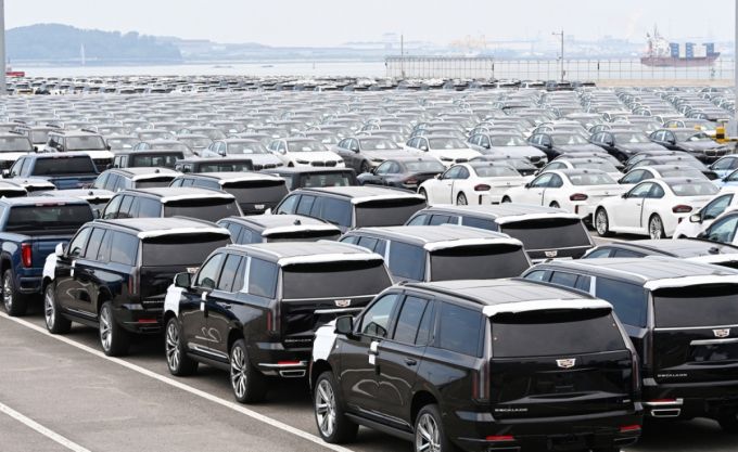 한미 관세협상이 타결된 31일 경기 평택시 포승읍 평택항 자동차 전용부두에 수입된 미국산 자동차가 세워져 있다.   도널드 트럼프 미국 대통령은 30일(현지시간) '한국은 미국과의 교역에 완전히 개방하기로 하고 자동차와 트럭 등 미국산 제품을 받아들이겠다는 것에 합의했다'고 밝혔다. 2025.07.31. jtk@newsis.com /사진=뉴시스