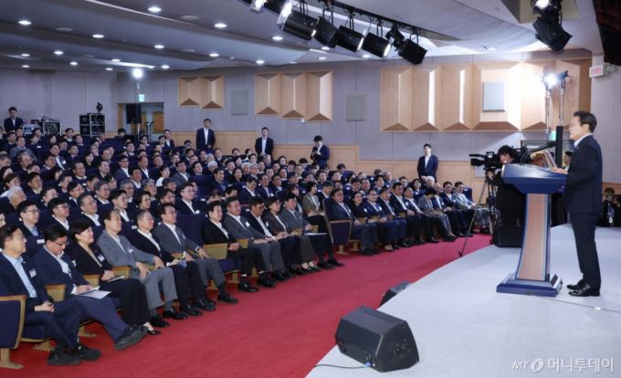 [서울=뉴시스] 최동준 기자 = 이재명 대통령이 31일 서울 종로구 정부서울청사에서 열린 '국민주권시대 공직자의 길' 고위공직자 워크숍에서 특강하고 있다. (대통령실통신사진기자단) 2025.07.31. photocdj@newsis.com /사진=최동준