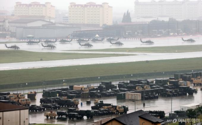 (평택=뉴스1) 김영운 기자 = 주한미군의 현재 규모를 유지하는 내용을 담은 2026회계연도(2025년 10월~2026년 9월) 미국 국방수권법안(NDAA)이 미 하원 군사위원회를 통과했다.  미 하원 군사위원회는 15일(현지시간) 전체회의에서 NDAA 심의에 착수해, 공화당 소속 조 윌슨 하원의원이 발의한 수정안을 구두 투표로 가결 처리했다. 해당 수정안에는 한국에 배치된 약 2만 8500명의 주한미군 병력을 유지하는 내용이 포함됐다.  사진은 16일 오후 경기 평택시 팽성읍 주한미군기지 캠프 험프리스에 군용 차량이 주차되어 있는 모습. 2025.7.16/뉴스1  Copyright (C) 뉴스1. All rights reserved. 무단 전재 및 재배포,  AI학습 이용 금지.