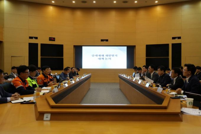 더불어민주당 산재예방 TF(태스크포스) 소속 의원들과 김영훈 고용노동부 장관이 31일 인천 송도 포스코이앤씨 본사에서 포스코그룹 의원들과 면담을 하는 모습./사진=김주영 더불어민주당 의원실 제공