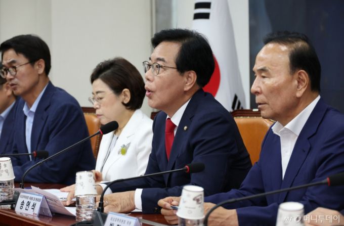 [서울=뉴시스] 김금보 기자 = 송언석 국민의힘 비상대책위원장 겸 원내대표가 31일 오전 서울 여의도 국회에서 열린 비상대책위원회의에서 발언을 하고 있다. 2025.07.31. kgb@newsis.com /사진=김금보