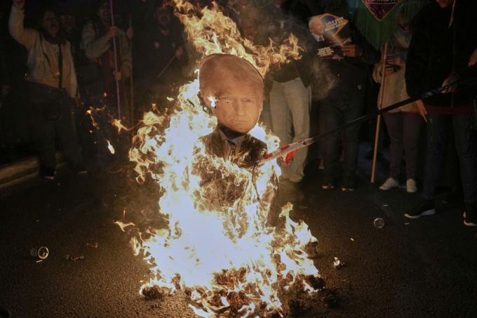 10일(현지 시간) 브라질 상파울루에서 시위대가 도널드 트럼프 미국 대통령의 인형을 불태우고 있다. 시위대는 트럼프 대통령이 브라질산 제품에 대해 50% 관세 예고에 분노해 시위를 벌였다. /AP=뉴시스