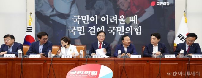 [서울=뉴시스] 김금보 기자 = 송언석 국민의힘 비상대책위원장 겸 원내대표와 의원들이 31일 오전 서울 여의도 국회에서 열린 비상대책위원회의에서 공개 발언을 마친 후 웃음을 보이고 있다. 2025.07.31. kgb@newsis.com /사진=김금보