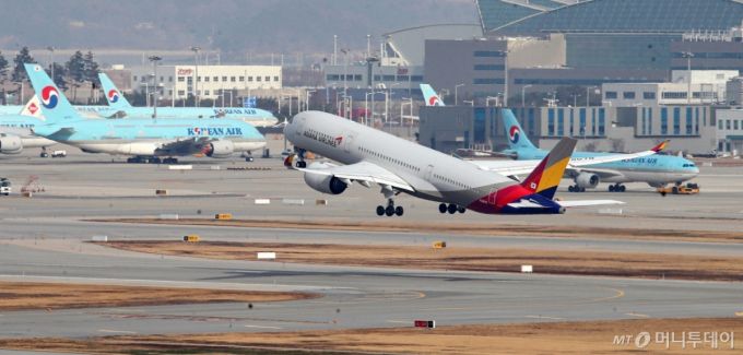 (인천공항=뉴스1) 이승배 기자 = 인천공항 계류장 및 활주로에 대한항공과 아시아나 비행기의 모습이 보이고 있다. 2024.12.11/뉴스1  Copyright (C) 뉴스1. All rights reserved. 무단 전재 및 재배포,  AI학습 이용 금지. /사진=(인천공항=뉴스1) 이승배 기자
