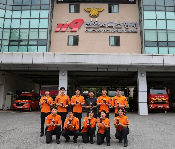 김영진씨와 기념 촬영하는 소방대원들./사진=천안서북소방서 제공