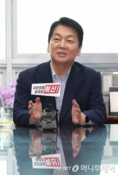 [서울=뉴시스] 김금보 기자 = 안철수 국민의힘 당대표 후보가 31일 오전 서울 여의도 국회 의원회관에서 열린 2030커피챗 행사에서 청년 사업가들과 대화를 하고 있다. 2025.07.31. kgb@newsis.com /사진=김금보