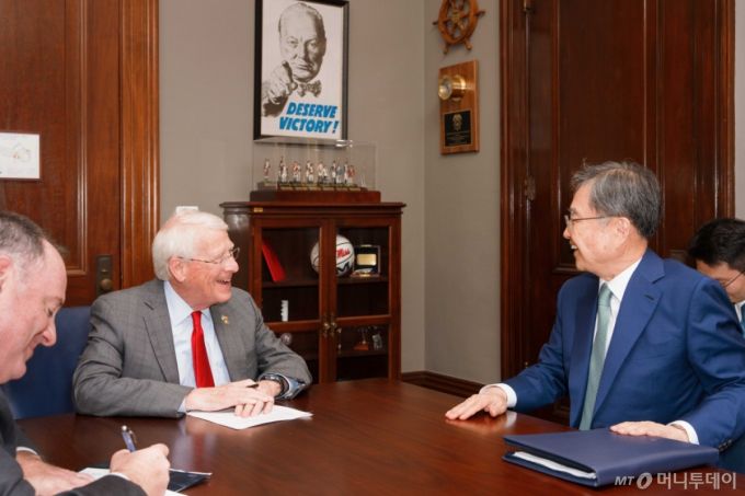 (서울=뉴스1) 임세영 기자 = 조현 외교부 장관이 31일 오후(현지시간) 미국 워싱턴 DC 연방의회에서 로저 위커(Roger Wicker) 상원 군사위원장(공화/미시시피)과 면담을 하고 있다. (외교부 제공. 재판매 및 DB금지) 2025.8.1/뉴스1  Copyright (C) 뉴스1. All rights reserved. 무단 전재 및 재배포,  AI학습 이용 금지.