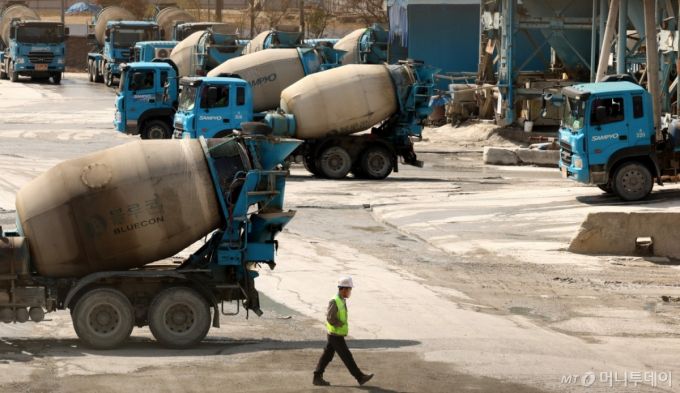 [서울=뉴시스] 추상철 기자 = 26일 오전 서울 시내 한 레미콘 공장에 일부 레미콘 차량이 멈춰 서 있다. 2025.03.26. scchoo@newsis.com /사진=추상철