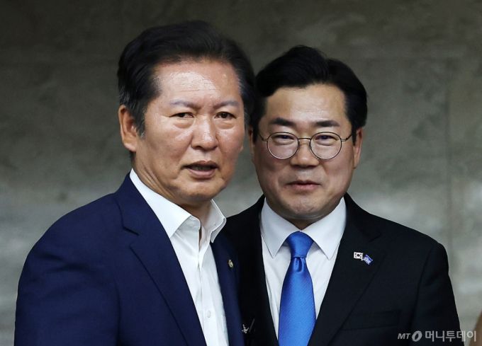 [서울=뉴시스] 김명년 기자 = 더불어민주당 당대표 출마 선언을 한 정청래(왼쪽), 박찬대 의원이 24일 오후 서울 여의도 국회에서 열린 의원총회에서 입장하고 있다. 2025.06.24. kmn@newsis.com /사진=김명년