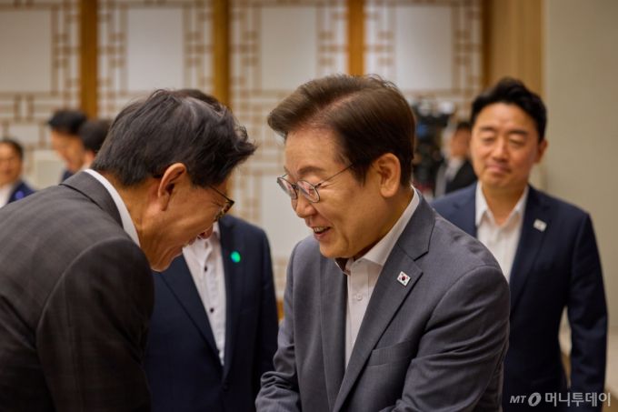 (서울=뉴스1) 이재명 기자 = 이재명 대통령이 1일 서울 용산 대통령실 청사에서 열린 전국 시·도지사 간담회에 참석하며 인사를 나누고 있다. (대통령실 제공. 재판매 및 DB금지) 2025.8.1/뉴스1  Copyright (C) 뉴스1. All rights reserved. 무단 전재 및 재배포,  AI학습 이용 금지. /사진=(서울=뉴스1) 이재명 기자