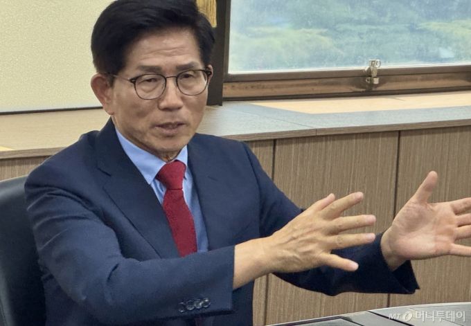 [대구=뉴시스] 정재익 기자 = 김문수 국민의힘 당대표 후보가 1일 오후 대구 수성구 국민의힘 경북도당에서 가진 기자간담회에서 발언하고 있다. 2025.08.01. jjikk@newsis.com /사진=정재익