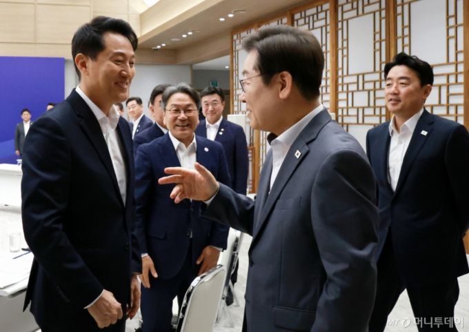 [서울=뉴시스] 고범준 기자 = 이재명 대통령이 1일 서울 용산 대통령실 청사에서 열린 전국 시도지사 간담회에 입장하며 오세훈 서울시장과 인사하고 있다. (대통령실통신사진기자단) 2025.08.01. bjko@newsis.com /사진=