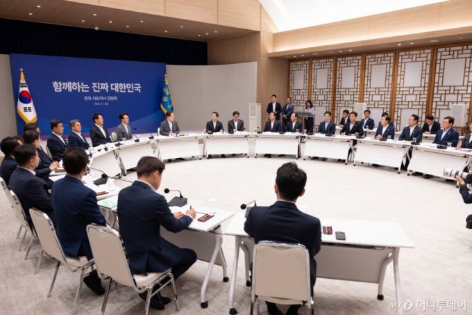 (서울=뉴스1) 이재명 기자 = 이재명 대통령이 1일 서울 용산 대통령실 청사에서 열린 전국 시·도지사 간담회에서 발언을 하고 있다. (대통령실 제공. 재판매 및 DB금지) 2025.8.1/뉴스1  Copyright (C) 뉴스1. All rights reserved. 무단 전재 및 재배포,  AI학습 이용 금지. /사진=(서울=뉴스1) 이재명 기자