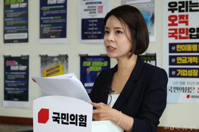 (서울=뉴스1) 이광호 기자 = 함인경 국민의힘 선거관리위원회 대변인이 1일 서울 여의도 국회에서 당대표 및 최고위원 선거 예비경선 진출자를 발표하고 있다.   당대표 예비경선 진출자는 김문수,안철수,장동혁,조경태,주진우 후보가 최고위원 예비경선 진출자는 김근식·김민수·김재원·김태우·손범규·신동욱·양향자·장영하·최수진·함운경·홍석준 후보이다. 2025.8.1/뉴스1  Copyright (C) 뉴스1. All rights reserved. 무단 전재 및 재배포,  AI학습 이용 금지. /사진=(서울=뉴스1) 이광호 기자