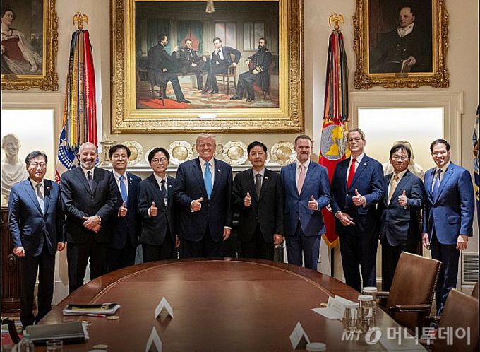 (서울=뉴스1) = 도너드 트럼프 미국 대통령이 지난 30일(현지시간) 워싱턴DC 백악관에서 구윤철 경제부총리 겸 기획재정부 장관 등 한국 정부 협상단과 무역합의를 타결한 후 기념촬영을 하고 있다. (백악관 X. 재판매 및 DB 금지) 2025.8.1/뉴스1  Copyright (C) 뉴스1. All rights reserved. 무단 전재 및 재배포,  AI학습 이용 금지.