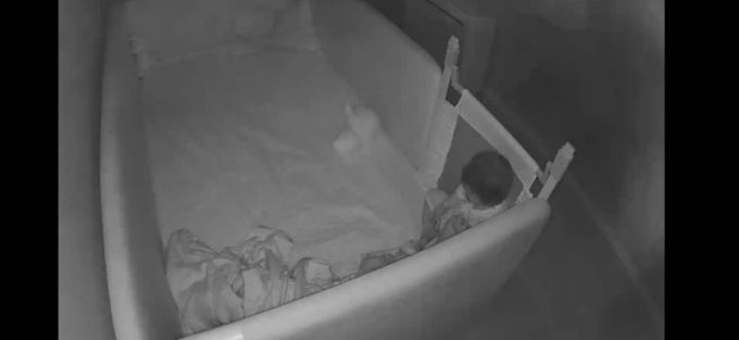 아픈 딸이 울지도 않고 불쌍한 자세로 침대에 앉아있던 모습. 홈캠으로 보면서 마음이 찢어졌다. /사진=최우영 기자