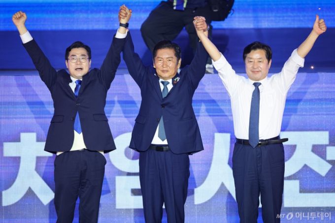 (고양=뉴스1) 유승관 기자 = 정청래 더불어민주당 신임 당대표와 황명선 최고위원이 2일 경기 고양시 킨텍스에서 열린 제2차 임시전국당원대회에서 당선 발표 후 당원들을 향해 손을 들어 보이고 있다. 왼쪽은 박찬대 당대표 후보. 2025.8.2/뉴스1  Copyright (C) 뉴스1. All rights reserved. 무단 전재 및 재배포,  AI학습 이용 금지. /사진=(고양=뉴스1) 유승관 기자