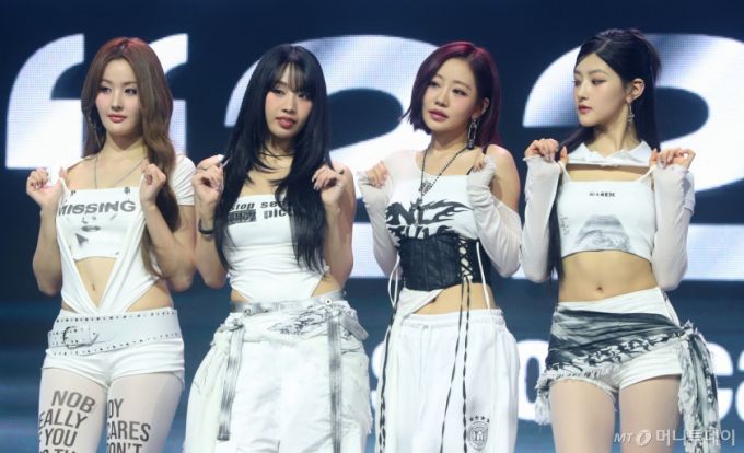 [서울=뉴시스] 김혜진 기자 = 그룹 키스오브라이프(왼쪽부터 벨, 나띠, 쥴리, 하늘)가 9일 오후 서울 광진구 예스24라이브홀에서 열린 네 번째 미니앨범 '224'(투투포) 쇼케이스에서 포즈를 취하고 있다. 2025.06.09. jini@newsis.com /사진=김혜진