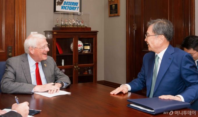 조현 외교부 장관이 최근 미국 워싱턴 D.C. 연방의회에서 로저 위커 상원 군사위원장과 면담을 하고 있다. / 사진= 외교부