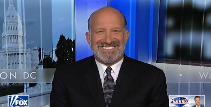 하워드 러트닉 미국 상무장관이 30일(현지시간) 폭스뉴스 인터뷰에서 미소를 지으며 도널드 트럼프 미국 행정부의 무역협상 성과를 설명하고 있다. /사진=폭스뉴스 영상 갈무리