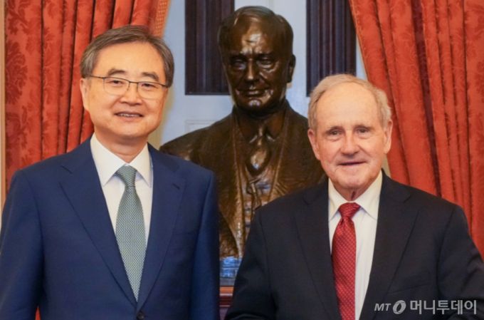 미국 워싱턴 D.C.를 방문 중인 조현 외교부 장관이 최근 짐 리쉬 상원 외교위원장과 기념 촬영을 하고 있다. / 사진=외교부