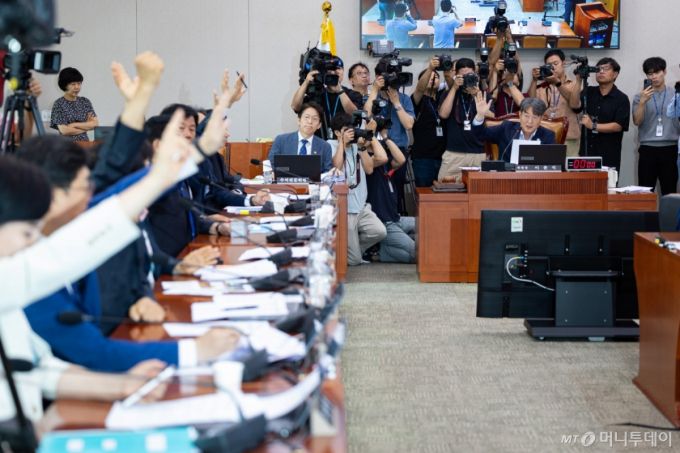 (서울=뉴스1) 유승관 기자 = 1일 서울 여의도 국회에서 열린 제427회 국회(임시회) 법제사법위원회 제5차 전체회의에서 노조법(노란봉투법) 등이 거수표결로 통과되고 있다. 2025.8.1/뉴스1  Copyright (C) 뉴스1. All rights reserved. 무단 전재 및 재배포,  AI학습 이용 금지. /사진=(서울=뉴스1) 유승관 기자