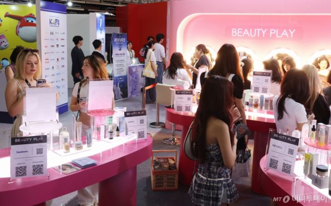 (서울=뉴스1) 김명섭 기자 = 19일 서울 송파구 올림픽공원 핸드볼경기장에서 열린 2025 마이케이 페스타에서 외국인 등이 전시·체험부스를 살펴보고  있다.   22일 까지 열리는 이번 행사는  국내외 한류 팬들을 비롯해 콘텐츠 및 연관 산업 분야 전문가?관계자들이 한자리에 모인 가운데 공연과 국제 콘퍼런스, 산업 전시, 수출 상담 등 다양한 행사를 진행한다. 2025.6.19/뉴스1  Copyright (C) 뉴스1. All rights reserved. 무단 전재 및 재배포,  AI학습 이용 금지. /사진=(서울=뉴스1) 김명섭 기자