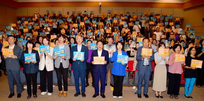 ▲지난해 9월 12일 광주 서구 5·18기념문화센터 2층 대동홀에서 ‘광주 민간·군공항 통합이전 현황 설명회’가 열린 가운데 강기정 광주시장 등이 통합이전 구호를 외치고 있다. /사진=뉴시스