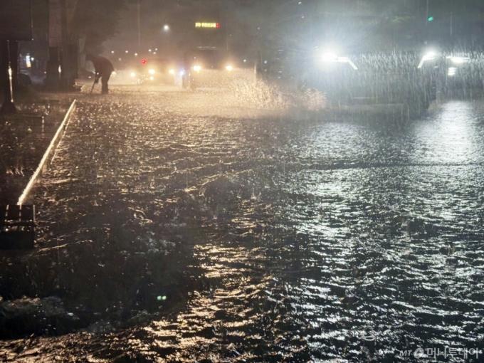 (광주=뉴스1) 김태성 기자 = 3일 호우경보가 발효 중인 광주시 광산구 운남동 도로를 지나는 차량들이 폭우에 서행하고 있다. 2025.8.3/뉴스1  Copyright (C) 뉴스1. All rights reserved. 무단 전재 및 재배포,  AI학습 이용 금지. /사진=(광주=뉴스1) 김태성 기자