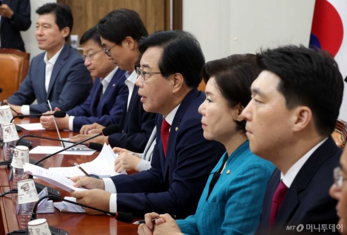 [서울=뉴시스] 조성봉 기자 = 송언석 국민의힘 비상대책위원장 겸 원내대표가 4일 오전 서울 여의도 국회에서 열린 비상대책위원회의에서 발언을 하고 있다. 2025.08.04. suncho21@newsis.com /사진=조성봉