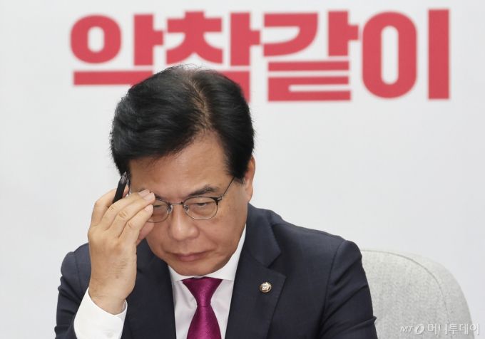 [서울=뉴시스] 김명년 기자 = 송언석 국민의힘 비상대책위원장 겸 원내대표가 1일 오전 서울 여의도 국회에서 열린 원내대책회의에서 안경을 고쳐쓰고 있다. 2025.08.01. kmn@newsis.com /사진=김명년