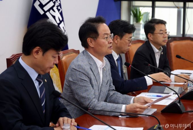 [서울=뉴시스] 조성봉 기자 = 허영 더불어민주당 원내정책수석부대표가 3일 오전 서울 여의도 국회에서 열린 노조법2,3조 개정 관련 기자간담회에서 발언을 하고 있다. 2025.08.03. suncho21@newsis.com /사진=조성봉