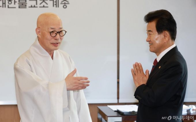 정동영 통일부 장관과 조계총 총무원장 진우스님이 4일 오전 조계사 내 조계종 총무원장 접견실에서 인사를 나누고 있다. / 사진=뉴시스