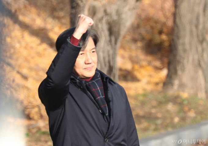 (의왕=뉴스1) 김영운 기자 = 자녀 입시 비리와 청와대 감찰 무마로 징역 2년이 확정된 조국 전 조국혁신당 대표가 16일 오전 수감을 위해 경기 의왕시 서울구치소로 들어가기 전 지지자들에게 인사를 하고 있다. 2024.12.16/뉴스1  Copyright (C) 뉴스1. All rights reserved. 무단 전재 및 재배포,  AI학습 이용 금지. /사진=(의왕=뉴스1) 김영운 기자