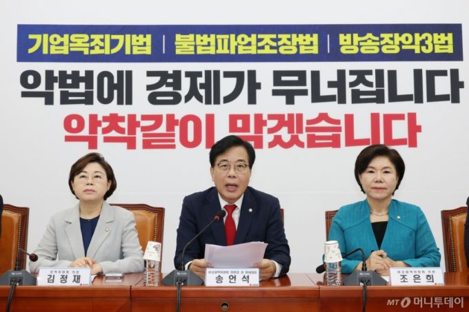 (서울=뉴스1) 이광호 기자 = 송언석 국민의힘 비상대책위원장 겸 원내대표가 4일 오전 서울 여의도 국회에서 열린 비상대책위원회의에서 발언하고 있다.  2025.8.4/뉴스1  Copyright (C) 뉴스1. All rights reserved. 무단 전재 및 재배포,  AI학습 이용 금지. /사진=(서울=뉴스1) 이광호 기자