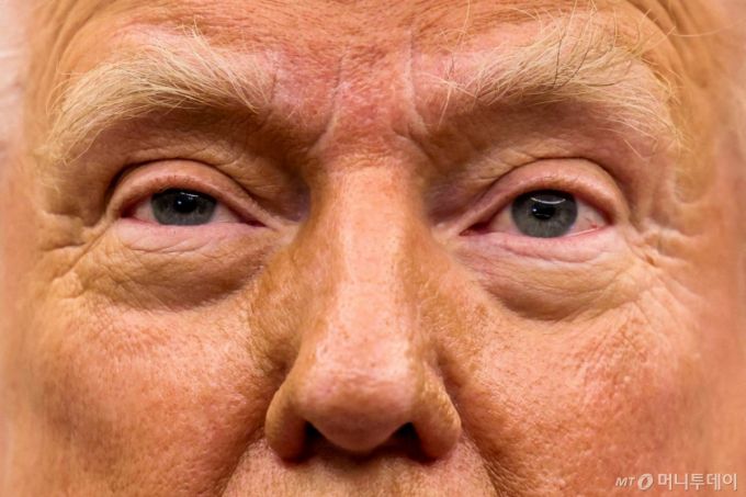 도널드 트럼프 미국 대통령이 지난 1월23일(현지시간) 워싱턴 백악관에서 열린 행정명령  서명식서 “나토 회원국들이 국방비를 GDP의 2%에서 5%로 늘려야 한다”고 밝히고 있다. / 로이터=뉴스1